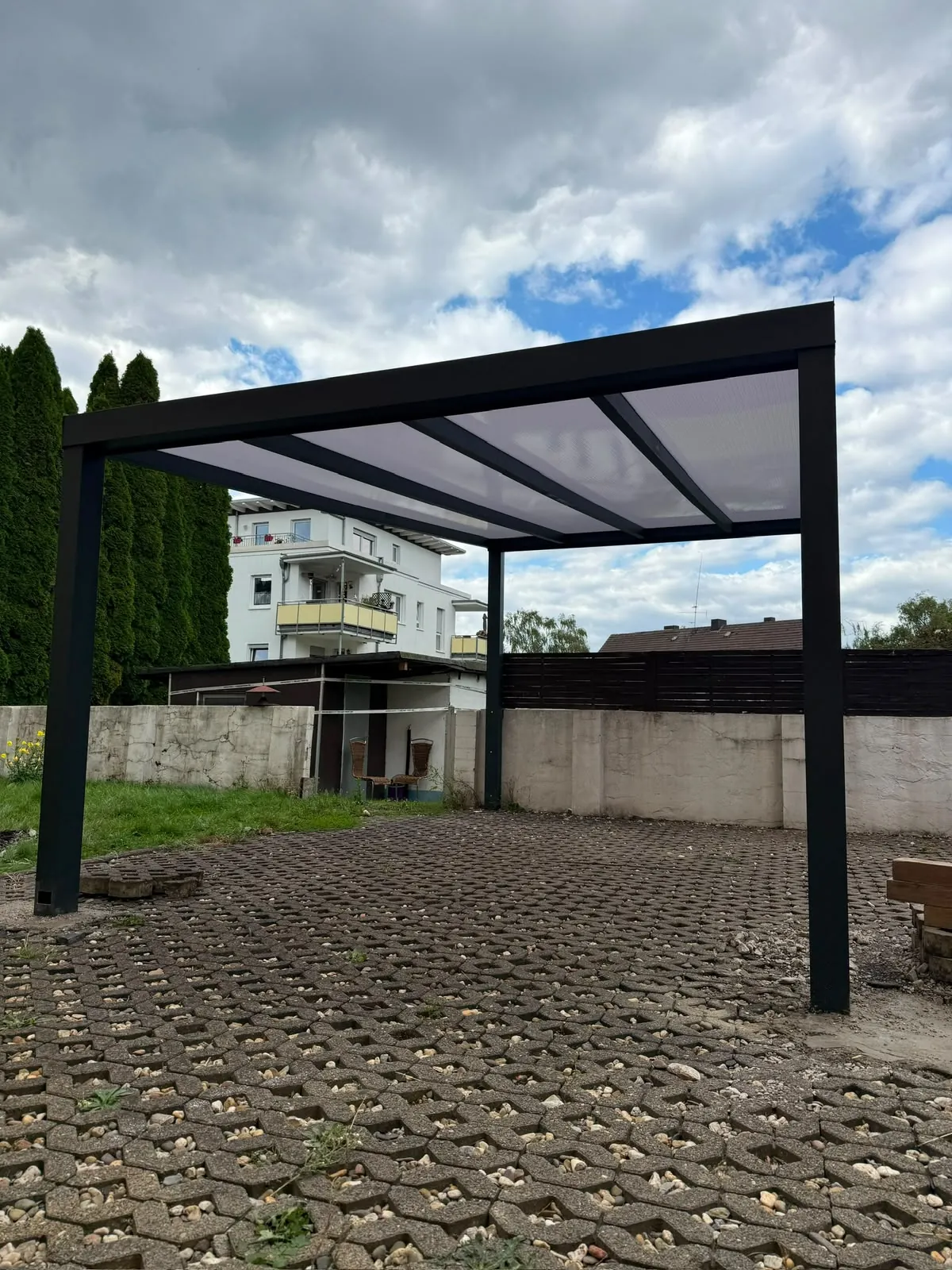 Freistehender Carport aus Aluminium mit lichtdurchlässigem Dach