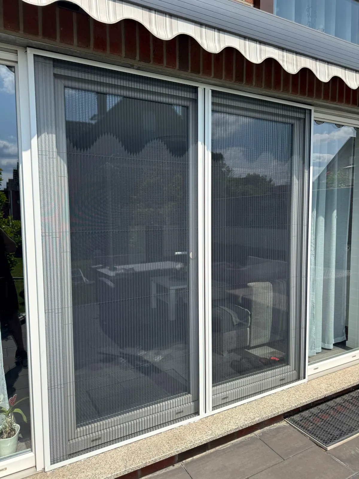 Große Schiebetür aus Aluminium zum Garten