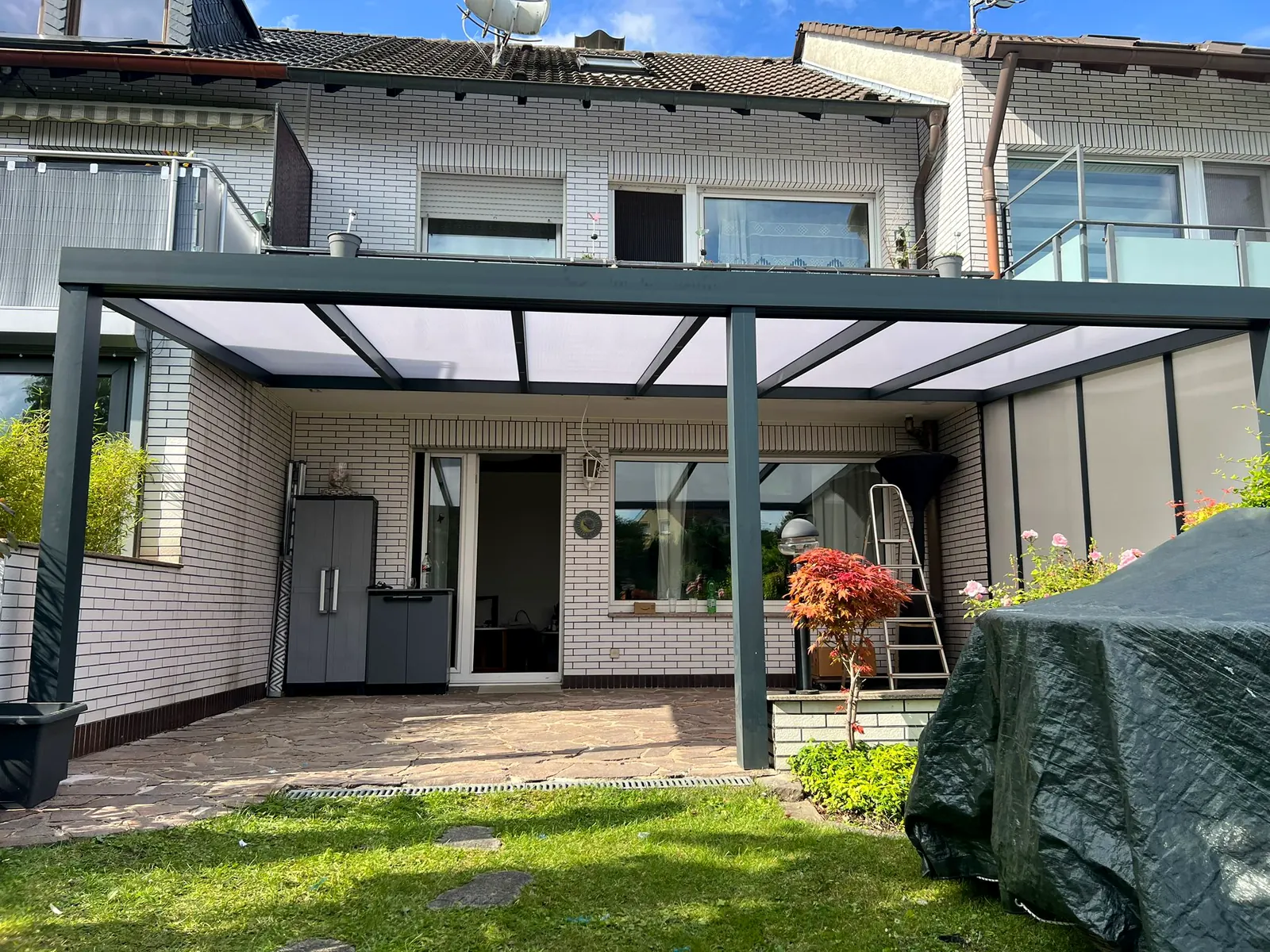 Terrassenüberdachung aus Aluminium an einem Reihenhaus
